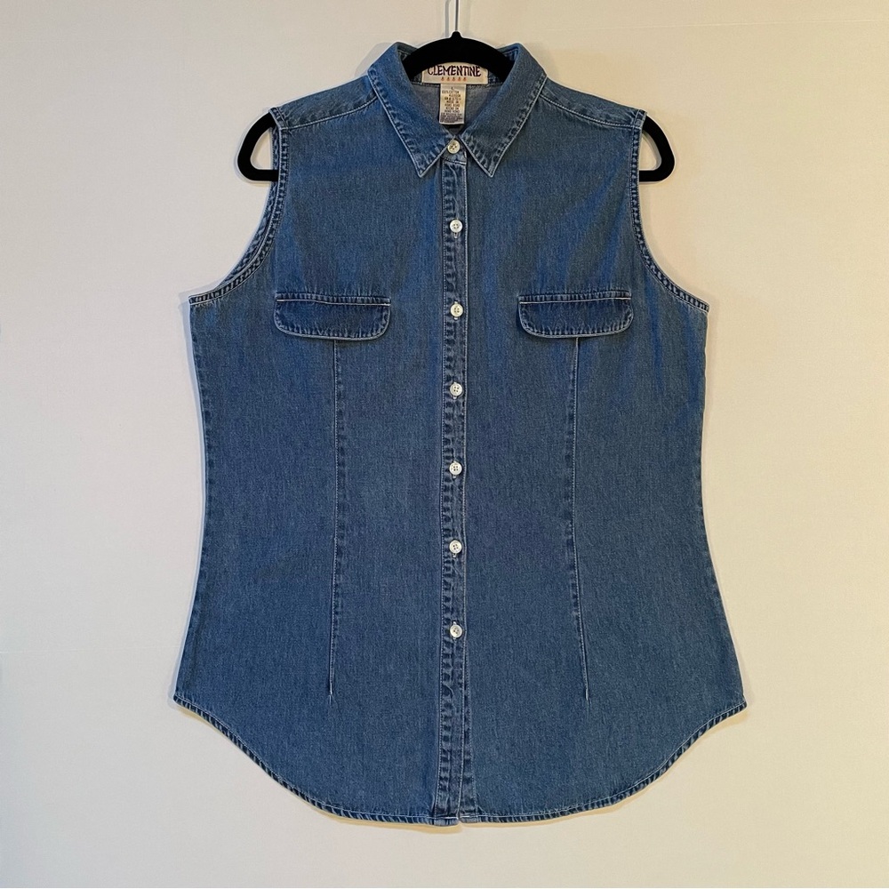 Clementine women’s blue denim sleeveless button down shirt, size L.
